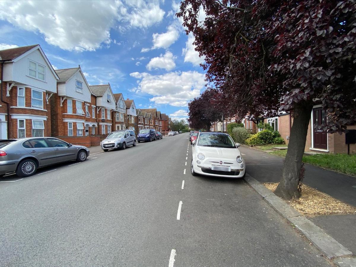 2 Bedroom Private House Near Bedford Town And Train Station Exterior foto